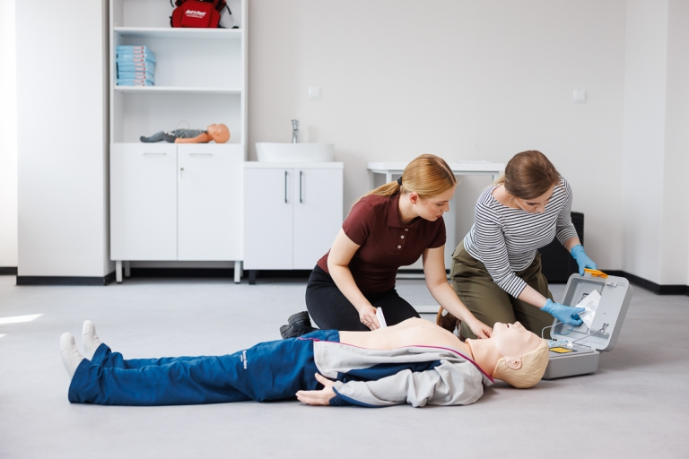 Bezpieczeństwo wewnętrzne | Studia I stopnia w Gdańsku | Uniwersytet WSB Merito w Gdańsku: Studentki ćwiczące pierwszą pomoc na manekinie