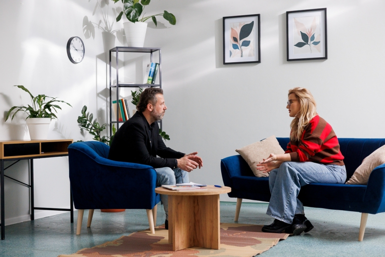 Home design | Studia I stopnia w Gdańsku | Uniwersytet WSB Merito w Gdańsku: Studentka z wykładowcą w gabinecie
