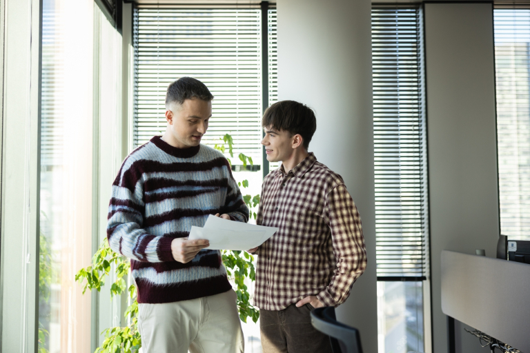 Psychologia w biznesie | Studia I stopnia w Gdańsku | Uniwersytet WSB Merito w Gdańsku: Studenci w jasnym pomieszczeniu