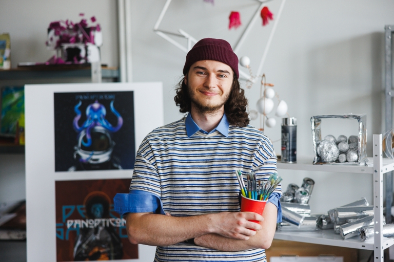 Fashion design | Studia I stopnia w Gdańsku | Uniwersytet WSB Merito w Gdańsku: Student w kredkami 