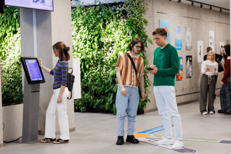Cyfrowy uniwersytet | Uniwersytet WSB Merito w Gdańsku: Studenci w holu głównym Uniwersytetu 
