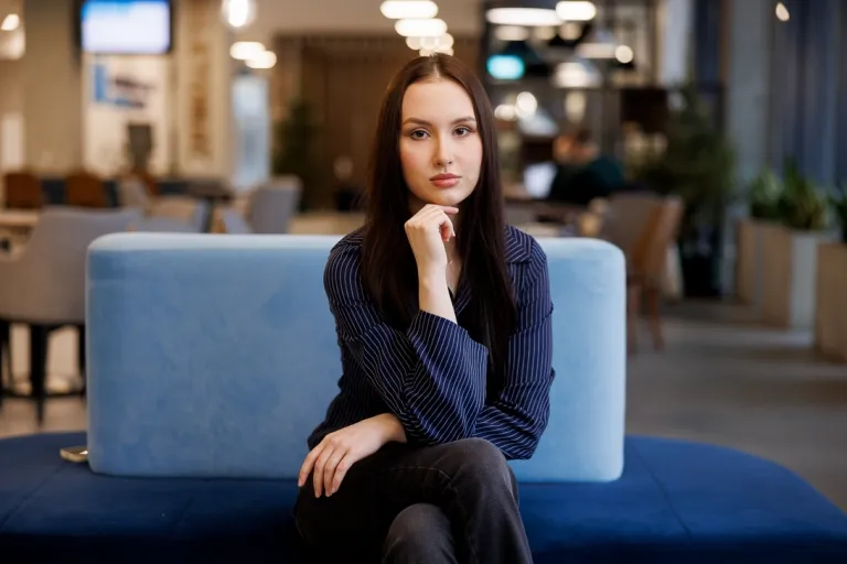 Dni otwarte wydziałów 2026/2027 | Uniwersytet WSB Merito w Gdańsku: Studentka na zdjęciu biznesowym na niebieskiej kanapie