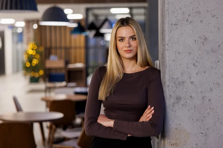 Dni otwarte wydziałów 2026/2027 | Uniwersytet WSB Merito w Gdańsku: Zdjęcie biznesowe studentki w holu
