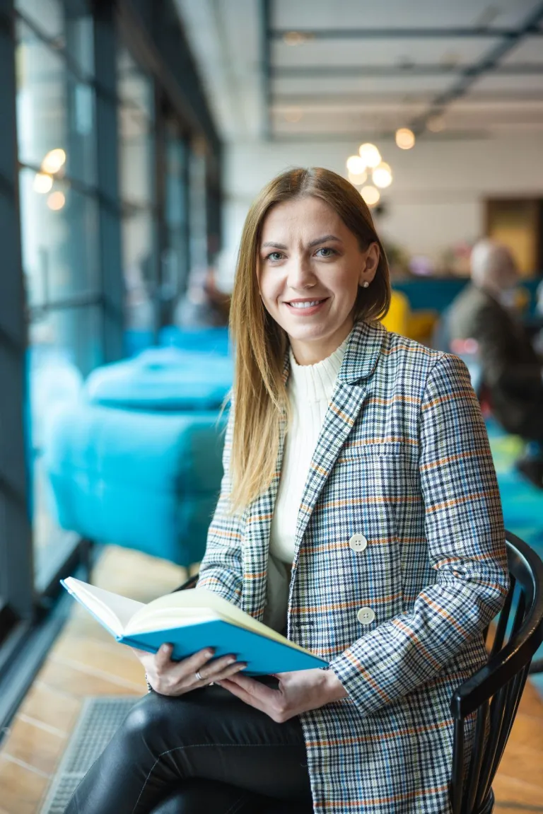 Smart Governance - Nowoczesna Administracja i Cyfrowe Społeczeństwo | Studia I stopnia w Gdańsku | Uniwersytet WSB Merito w Gdańsku: Studentka z książką