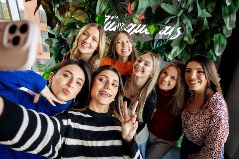 Fotografia cyfrowa i marketing wizualny | Uniwersytet WSB Merito w Gdańsku: Studentki w wolnym czasie, robią sobie selfie w grupie