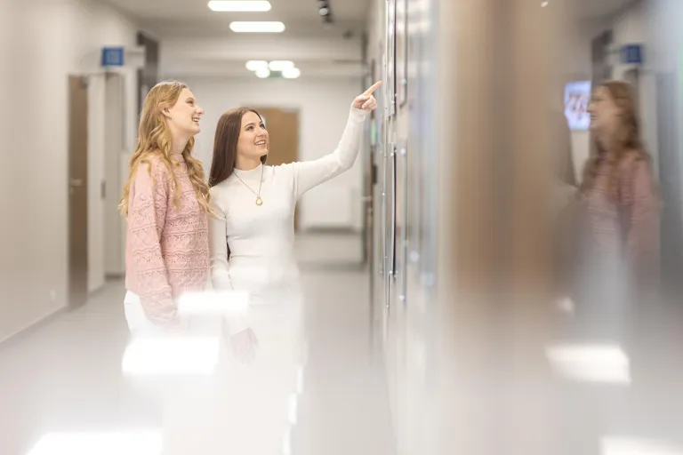 Interaktywna grafika cyfrowa | Studia I stopnia w Gdańsku | Uniwersytet WSB Merito w Gdańsku: Studentki przeglądają pracę w galerii