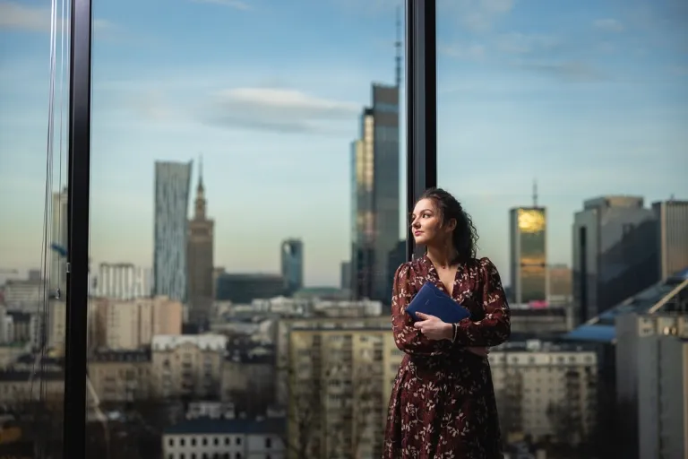 Menedżer turystyki i hotelarstwa | Studia II stopnia ze studiami podyplomowymi  | Uniwersytet WSB Merito w Gdańsku: Kobieta na tle wieżowców 