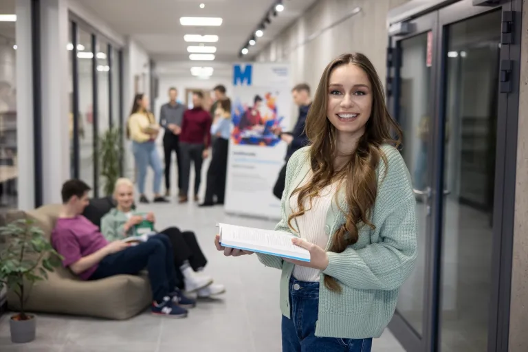 Psychologia w HR | Uniwersytet WSB Merito w Gdańsku: ksiazka-studentka-na-korytarzu