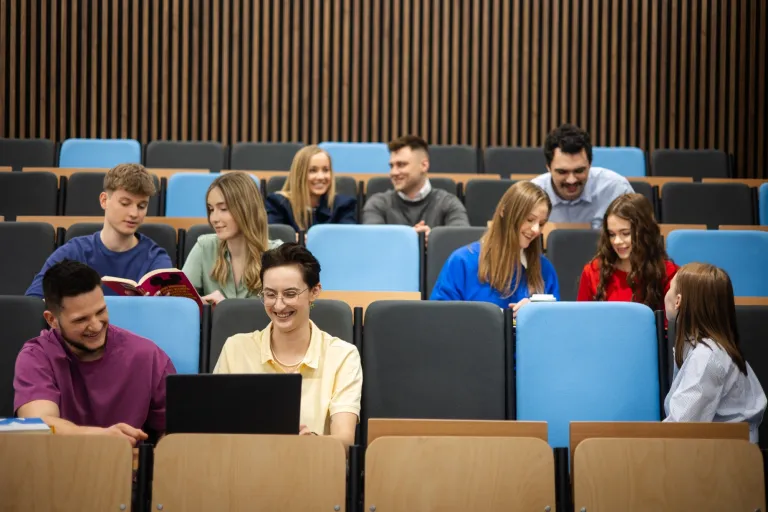 Finanse i rachunkowość | Studia II stopnia ze studiami podyplomowymi w Gdańsku | Uniwersytet WSB Merito w Gdańsku: studenci-na-auli