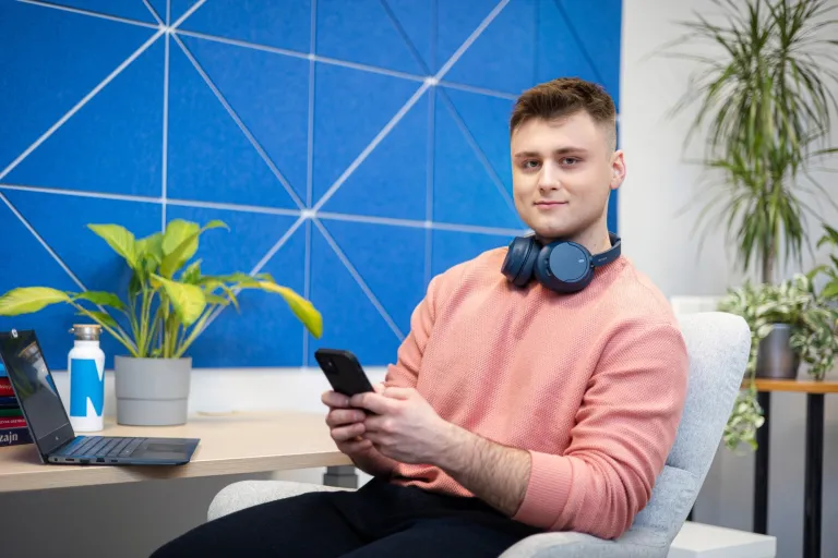 Rachunkowość i sprawozdawczość finansowa z elementami ESG | Studia II stopnia ze studiami podyplomowymi  | Uniwersytet WSB Merito w Gdańsku: student-telefon-fotel