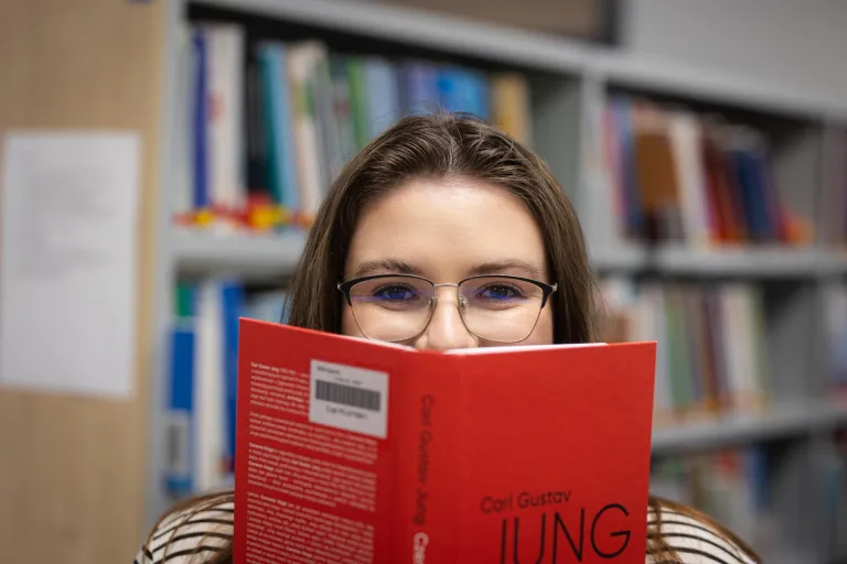 Robotyzacja i automatyzacja procesów wytwarzania – Industry 4.0 | Uniwersytet WSB Merito w Gdańsku: studentka-oczy-ksiazka