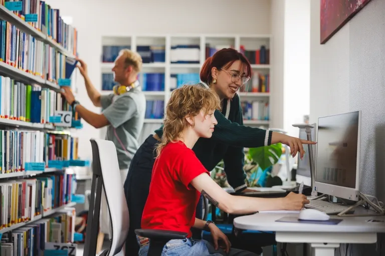 Inżynieria oprogramowania dla technologii kosmicznych | Studia I stopnia w Gdańsku | Uniwersytet WSB Merito w Gdańsku: Studentki przy komputerach w bibliotece