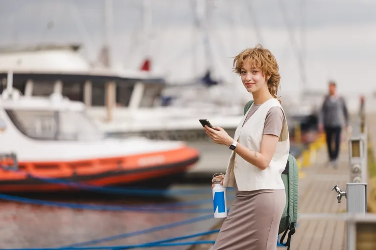 Administracja bezpieczeństwa ludzi i systemów w sytuacjach kryzysowych | Studia I stopnia w Gdańsku | Uniwersytet WSB Merito w Gdańsku: Studentka na tle jachtów w Gdyni