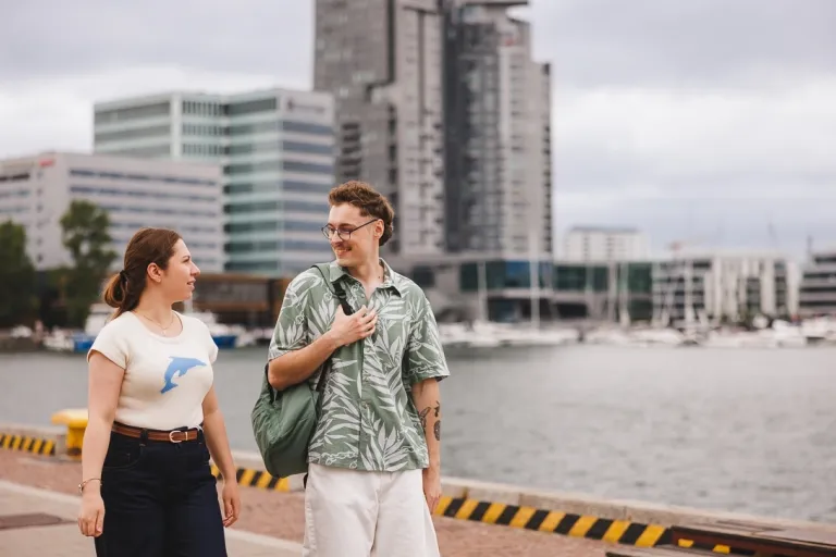 Menedżer turystyki i hotelarstwa | Studia I stopnia w Gdańsku | Uniwersytet WSB Merito w Gdańsku: Studentka i student idą wzdłuż Skwerku Kościuszki