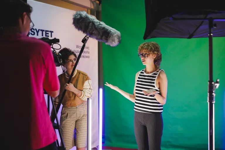 Warsztaty z Agnieszką Michajłow | Nie bój się występów publicznych | Aktualności | Uniwersytet WSB Merito w Gdańsku: Studenci kręcą materiał w studio filmowo-fotograficznym