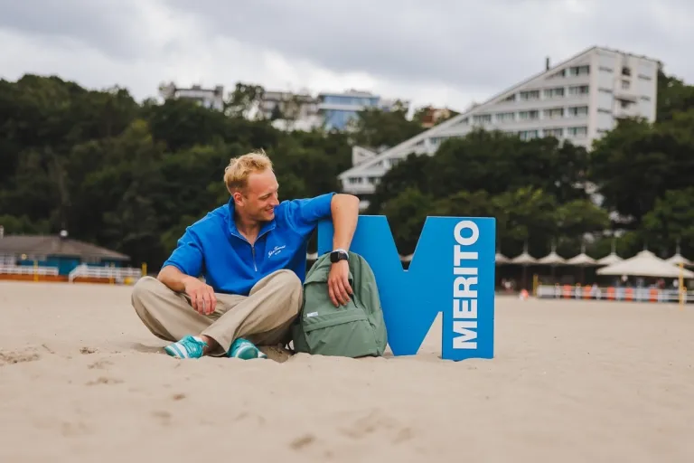 Projektowanie użytkowe 3D | Uniwersytet WSB Merito w Gdańsku: Student w Gdyni z sygnetem M na plaży