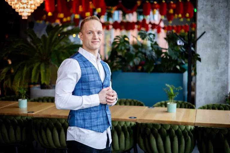 Angielski dla służb mundurowych | Studia II stopnia ze studiami podyplomowymi  | Uniwersytet WSB Merito w Gdańsku: Zdjęcie biznesowe studentka w kawiarnii