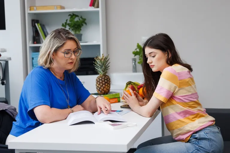 Dietetyka w Medycynie Stylu Życia | Studia I stopnia w Gdańsku | Uniwersytet WSB Merito w Gdańsku: Studentka przy diagnostyce