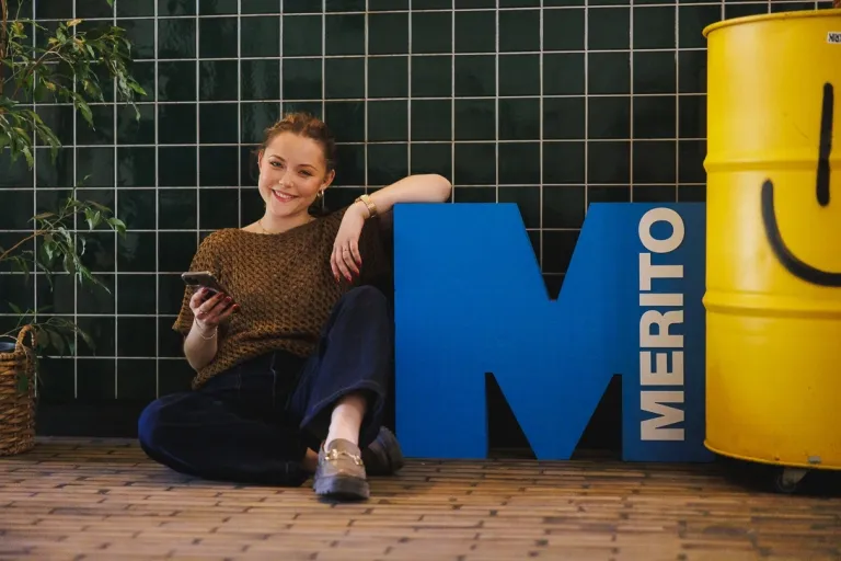 Menedżer administracji | Studia II stopnia ze studiami podyplomowymi  | Uniwersytet WSB Merito w Gdańsku: Studentka z logotypem-sygnetem 