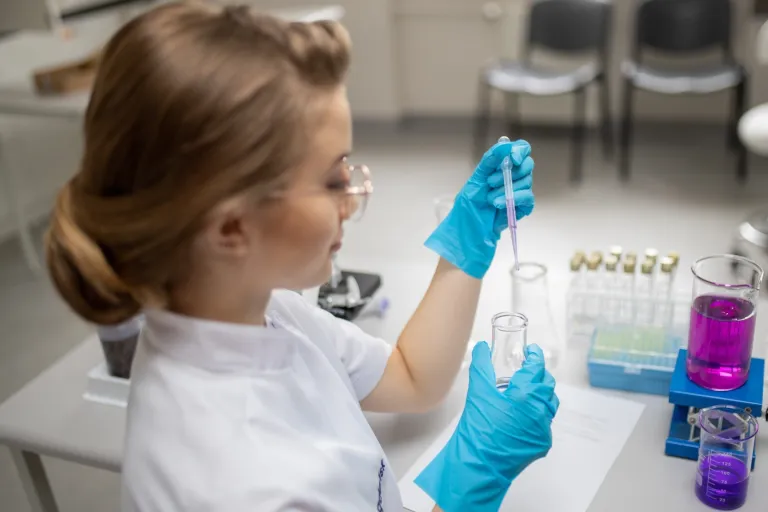 Trychologia | Studia II stopnia w Gdańsku | Uniwersytet WSB Merito w Gdańsku: studentka-w-laboratorium-kosmetologii