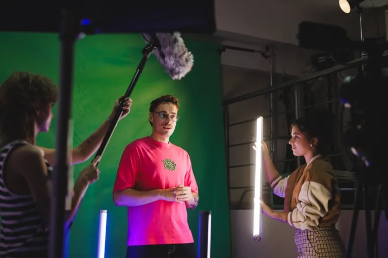 Komunikacja wizerunkowa w biznesie | Studia I stopnia w Gdańsku | Uniwersytet WSB Merito w Gdańsku: Studenci tworzą materiał video podczas zajęć w studio