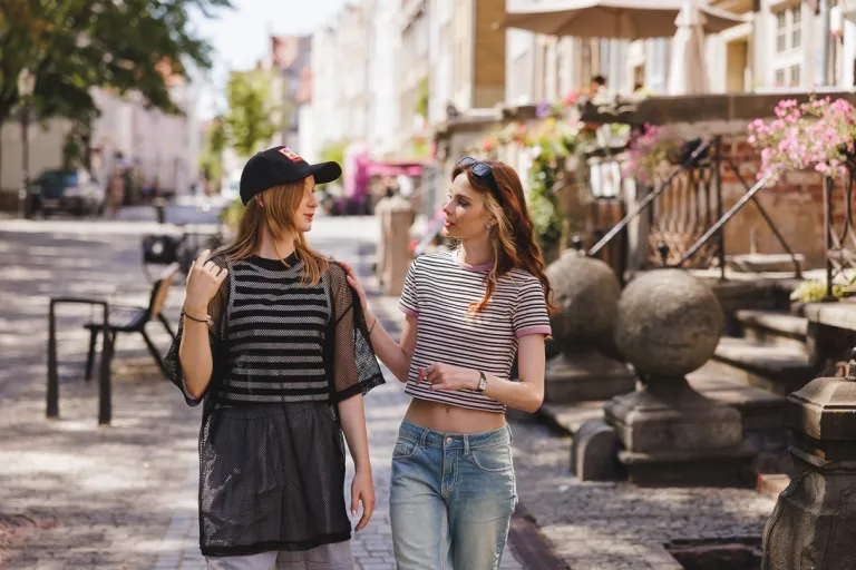 Zarządzanie sprzedażą i nowe media w turystyce | Studia I stopnia w Gdańsku | Uniwersytet WSB Merito w Gdańsku: Studentki dyskutują przechodząc przez św. Ducha