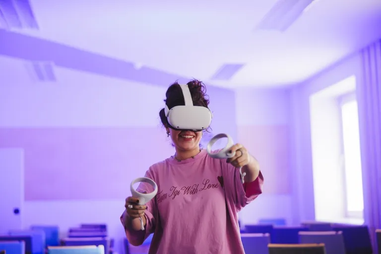 Komunikacja cyfrowa i media kreatywne | Studia II stopnia ze studiami podyplomowymi w Gdańsku | Uniwersytet WSB Merito w Gdańsku: Studentka podczas symulacji VR