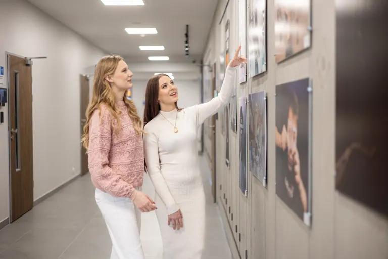 Komunikacja cyfrowa i media kreatywne | Studia II stopnia ze studiami podyplomowymi w Gdańsku | Uniwersytet WSB Merito w Gdańsku: Studentki oglądają wystawę na galerii na Uczelni 