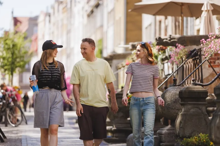 Medycyna stylu życia | Uniwersytet WSB Merito w Gdańsku: Studenci idą przez ul. Świętego Ducha w Gdańsku 