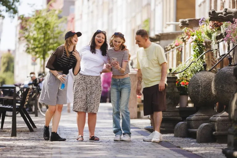 Podatki i doradztwo podatkowe | Studia II stopnia ze studiami podyplomowymi  | Uniwersytet WSB Merito w Gdańsku: Grupa studentów w centrum Gdańska