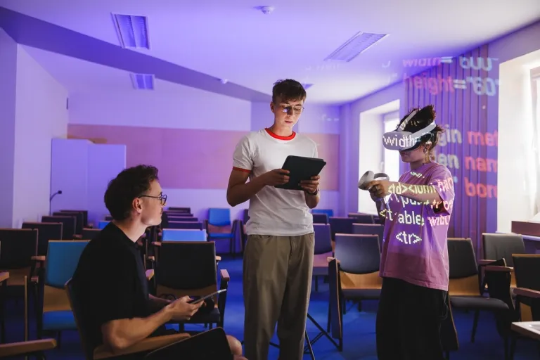 Programowanie aplikacji webowych | Studia II stopnia ze studiami podyplomowymi  | Uniwersytet WSB Merito w Gdańsku: Studenci podczas zajęć z użyciem VR