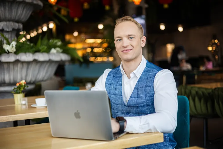 Zarządzanie nieruchomościami i homestaging | Studia II stopnia ze studiami podyplomowymi  | Uniwersytet WSB Merito w Gdańsku: Student w stroju biznesowym przy laptopie