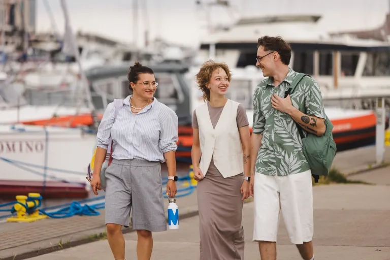 Pedagogika szkoły z integracją imigrantów | Uniwersytet WSB Merito w Gdańsku: Studenci na marinie w Gdyni