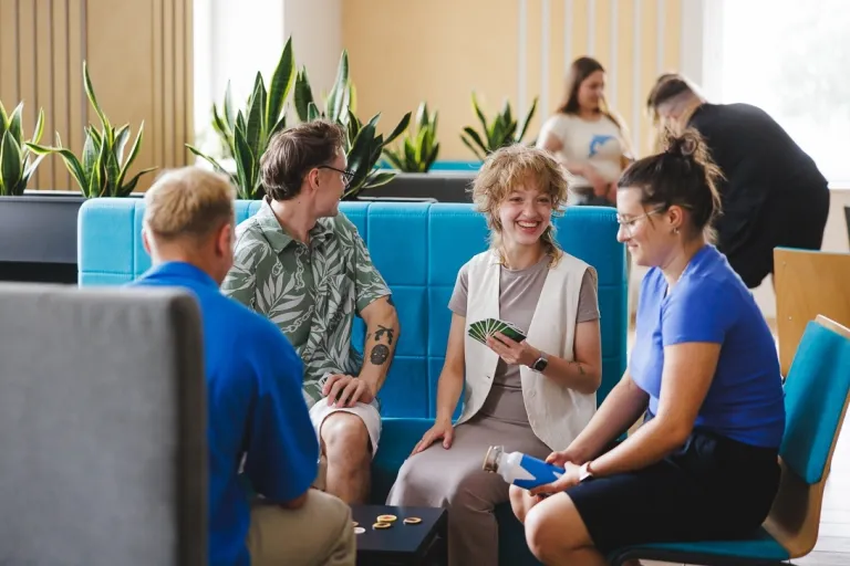 Analityk biznesowy | Studia II stopnia ze studiami podyplomowymi  | Uniwersytet WSB Merito w Gdańsku: Studenci grają wspólnie w grę w strefie studenta