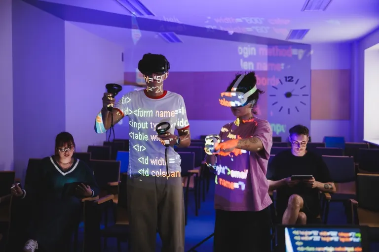 Front-end Developer | Studia I stopnia w Gdańsku | Uniwersytet WSB Merito w Gdańsku: Studenci podczas symulacji VR