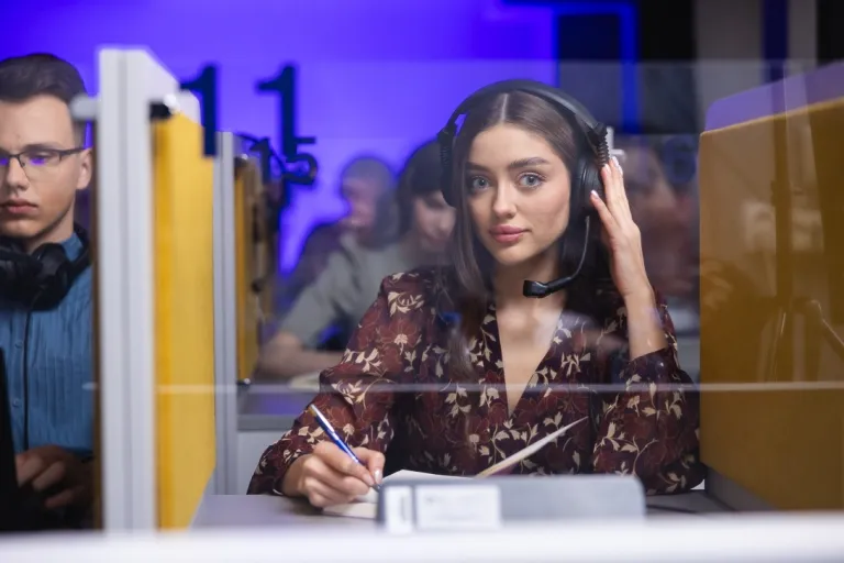 Filologia | Studia II stopnia ze studiami podyplomowymi w Gdańsku | Uniwersytet WSB Merito w Gdańsku: Dziewczyna w kabinie do tłumaczeń