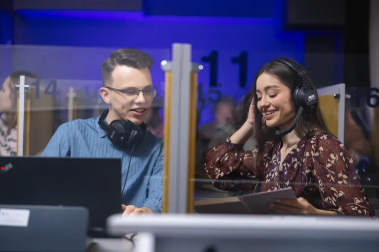 Filologia angielska z językiem hiszpańskim | Studia I stopnia w Gdańsku | Uniwersytet WSB Merito w Gdańsku: Studenci podczas tłumaczenia w kabinach 