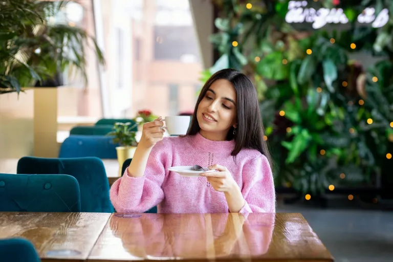 Psychologia w biznesie | Studia II stopnia ze studiami podyplomowymi w Gdańsku | Uniwersytet WSB Merito w Gdańsku: Studentka z filiżanką kawy w ręku