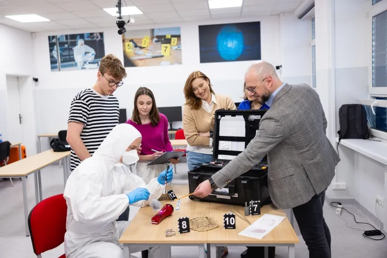 Psychokryminologia | Studia I stopnia w Gdańsku | Uniwersytet WSB Merito w Gdańsku: Studenci podczas warsztatów w laboratorium