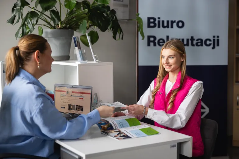Szkolenie | Oczami headhuntera: dlaczego mam wybrać właśnie Ciebie? | Aktualności | Uniwersytet WSB Merito w Gdańsku: Studentka w biurze rekrutacji