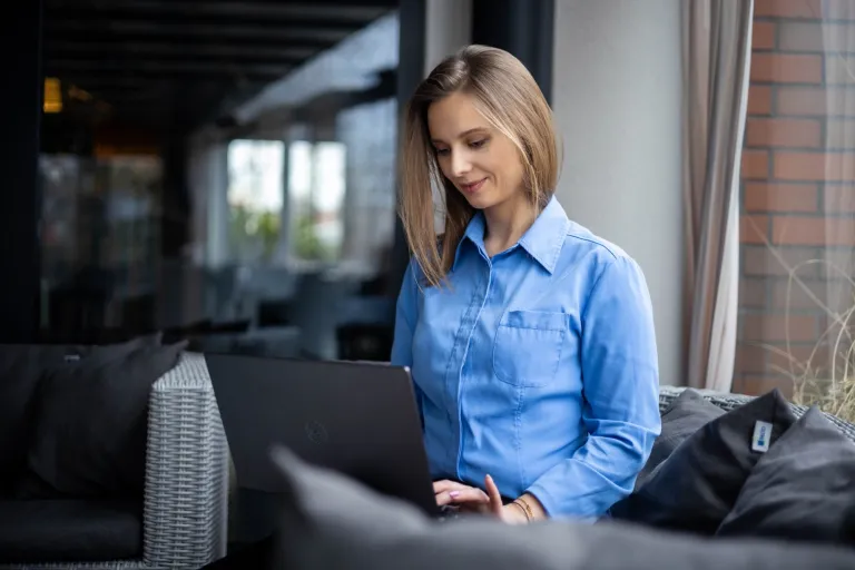 Wizaż i kreowanie wizerunku | Studia II stopnia ze studiami podyplomowymi  | Uniwersytet WSB Merito w Gdańsku: Studentka z laptopem