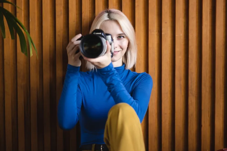 Multimedia i grafika komputerowa | Studia I stopnia w Gdańsku | Uniwersytet WSB Merito w Gdańsku: Studentka z aparatem w ręku