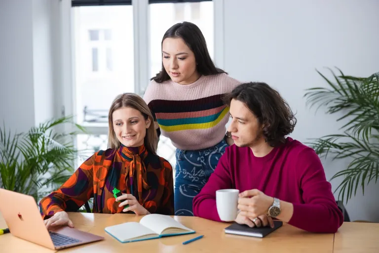 Kultura i literatura australijska i nowozelandzka | Studia I stopnia w Gdańsku | Uniwersytet WSB Merito w Gdańsku: Studenci przy laptopie w biurze