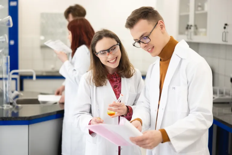 Centrum Szkoleń Medycznych - szkolimy liderów zdrowia! | Aktualności | Uniwersytet WSB Merito w Gdańsku: Studenci w laboratorium przyglądają się raportom