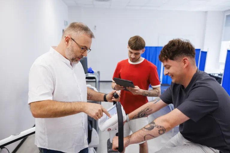 Dietetyka sportowa | Studia I stopnia w Gdańsku | Uniwersytet WSB Merito w Gdańsku: Medyk sprawdza wyniki na rowerku pacjenta