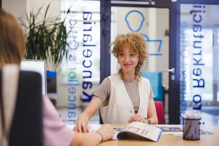 Rachunkowość i podatki | Uniwersytet WSB Merito w Gdańsku: Studentka w biurze rekrutacji