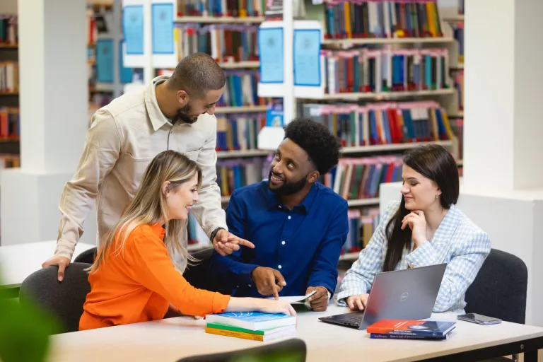 International tourism management | Studia I stopnia w Gdańsku | Uniwersytet WSB Merito w Gdańsku: Studenci w bibliotece podczas rozmowy