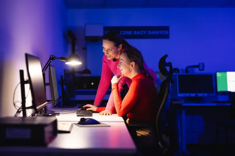 Transformacja Cyfrowa w Administracji i Biznesie | Uniwersytet WSB Merito w Gdańsku: Zajęcia przy komputerze w granatowym świetle laserowym