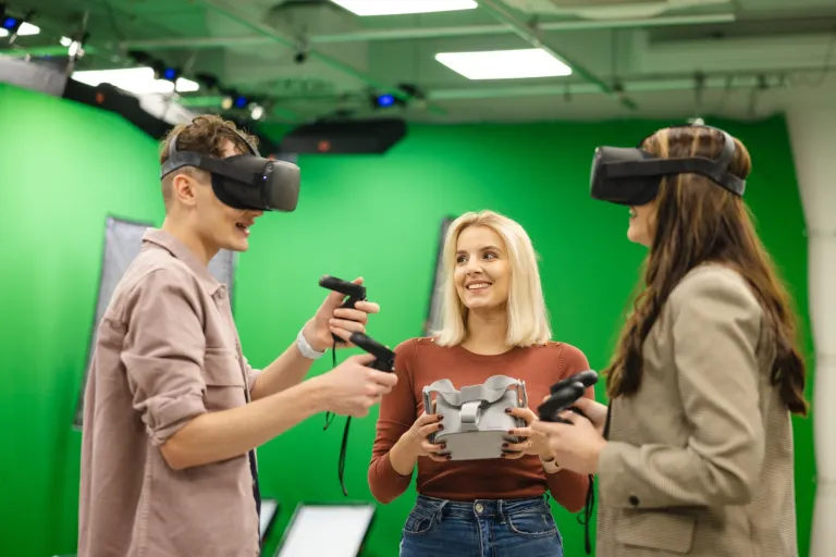 Lean w cyfrowych łańcuchach dostaw | Uniwersytet WSB Merito w Gdańsku: Warsztaty w studio z VR przy green screenie