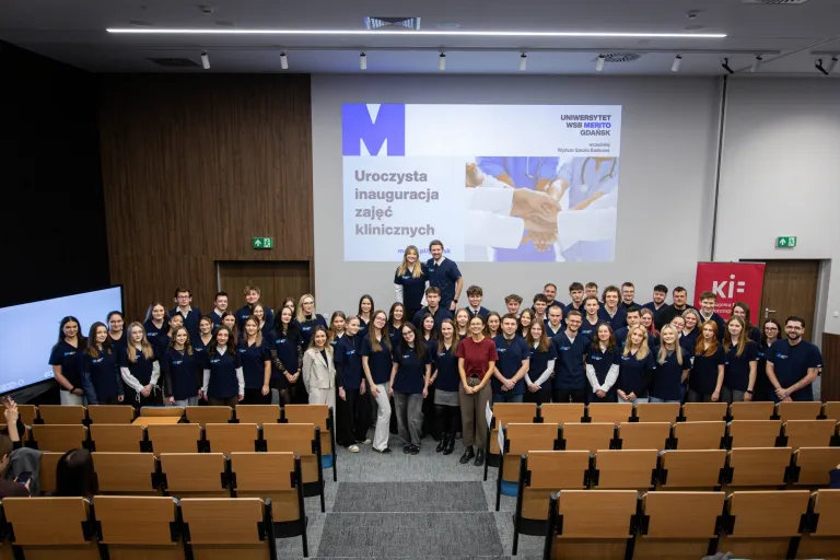 Pierwsze kroki w zawodzie: wręczenie mundurów klinicznych studentom Wydziału Zdrowia | Aktualności | Uniwersytet WSB Merito w Gdańsku: mundurowanie